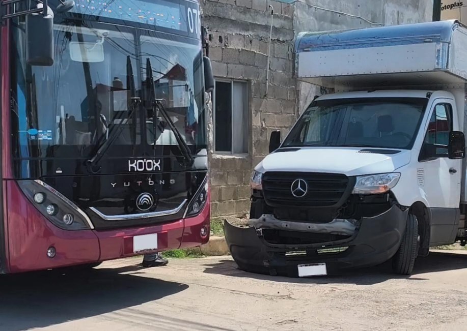 KO’OX y camioneta chocan en cruce de Pablo García