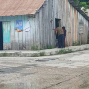 Adulta mayor frustra asalto en Escárcega al enfrentar a delincuente armado y