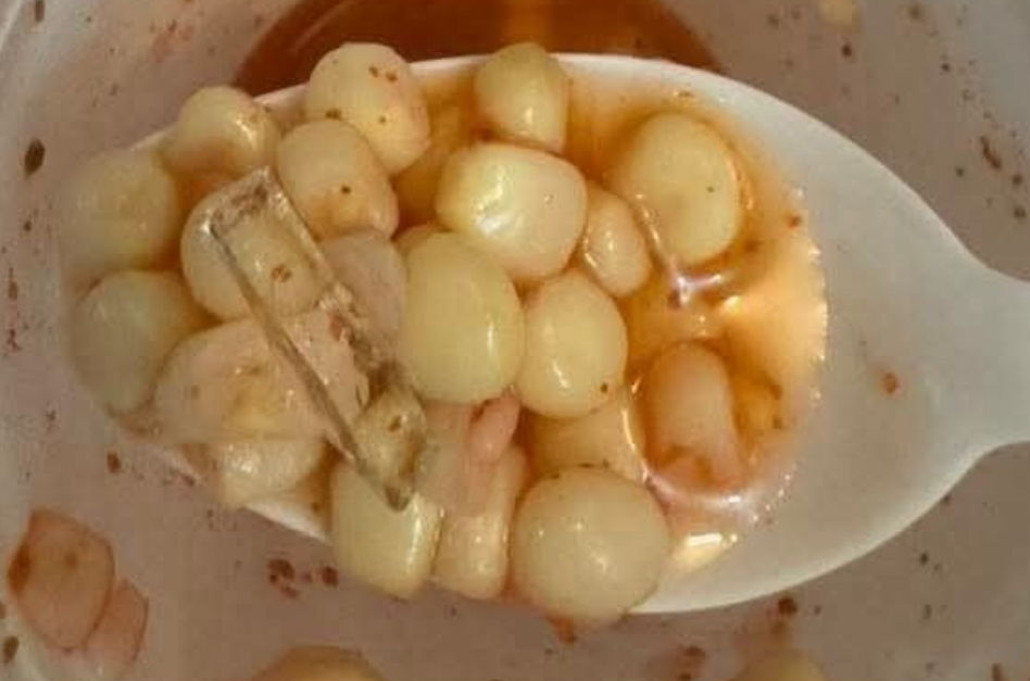 Denuncian vidrio en esquites, riesgo a la salud
