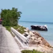 Tráiler termina en el Mar tras aparatoso choque