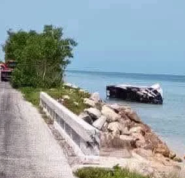 Tráiler termina en el Mar tras aparatoso choque