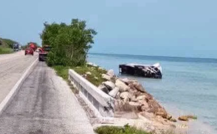 Tráiler termina en el Mar tras aparatoso choque
