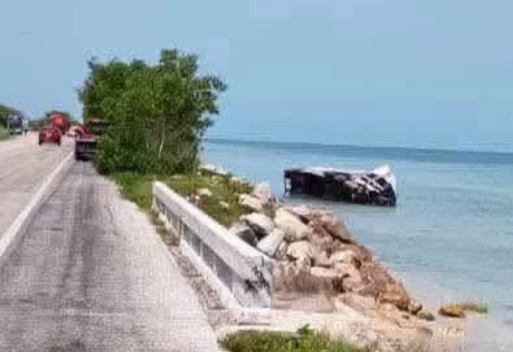 Tráiler termina en el Mar tras aparatoso choque