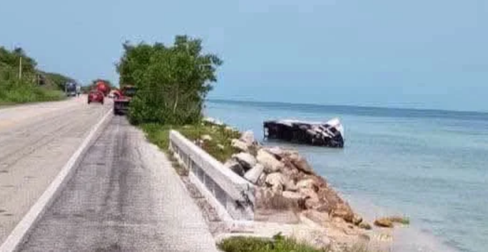 Tráiler termina en el Mar tras aparatoso choque