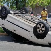 Vehículo termina de cabeza tras fuerte choque