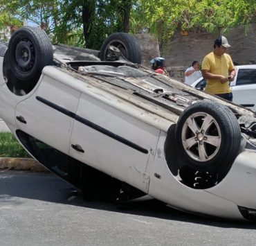 Vehículo termina de cabeza tras fuerte choque