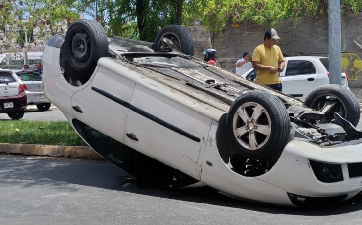 Vehículo termina de cabeza tras fuerte choque