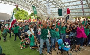 La victoria de la Selección Mexicana desató la celebración entre las familias asistentes, reafirmando la Pasión futbolera en el Domo del Jaguar y el entusiasmo que se vive en Campeche por el fútbol internacional.