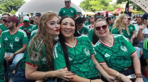 La gobernadora Layda Sansores convivió con los asistentes durante la transmisión del partido, compartiendo con la afición la alegría y la Pasión futbolera en el Domo del Jaguar en una jornada llena de unión y entusiasmo.
