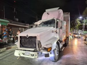 El fuerte impacto de un tráiler contra dos establecimientos comerciales generó momentos de pánico en Ciudad del Carmen. El accidente dejó severos daños materiales y reavivó el debate sobre la seguridad de los vehículos de carga en zonas urbanas.