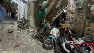 Un tráiler fuera de control impactó contra un hotel y una panadería en Ciudad del Carmen, dejando cuantiosos daños materiales, una motocicleta afectada y un menor lesionado. El conductor fue detenido tras intentar huir del lugar