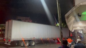 El momento quedó grabado en video. Un tráiler perdió el control y se estrelló contra la fachada de un hotel y una panadería en Ciudad del Carmen, provocando daños de consideración y dejando a un menor lesionado. Autoridades lograron asegurar al conductor tras el accidente.