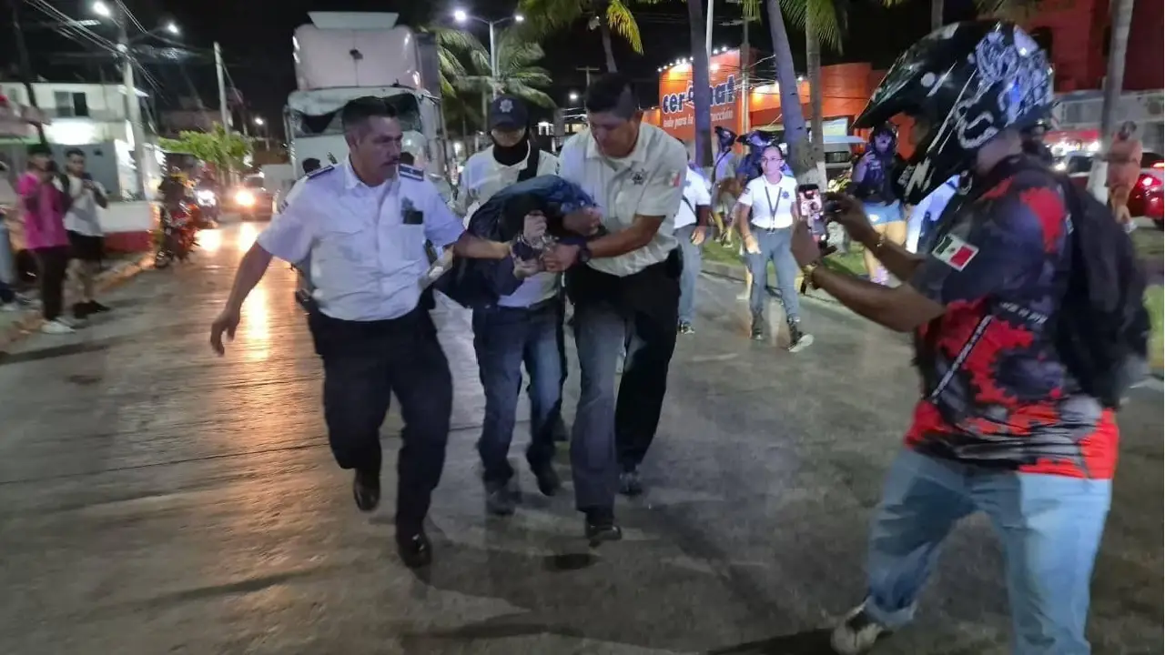 Trailero causó destrozos en Ciudad del Carmen tras perder el control de la unidad
