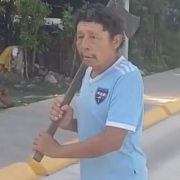 Mujer acusa a su vecino de amenazarla con un hacha