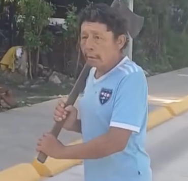 Mujer acusa a su vecino de amenazarla con un hacha