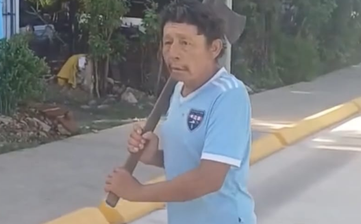 Mujer acusa a su vecino de amenazarla con un hacha
