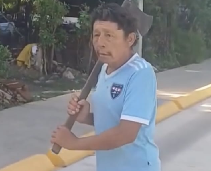 Mujer acusa a su vecino de amenazarla con un hacha