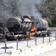Feroz incendio por choque entre pipa con químicos y tráiler