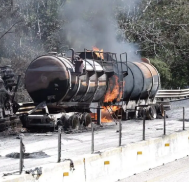 Feroz incendio por choque entre pipa con químicos y tráiler
