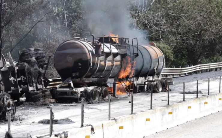Feroz incendio por choque entre pipa con químicos y tráiler