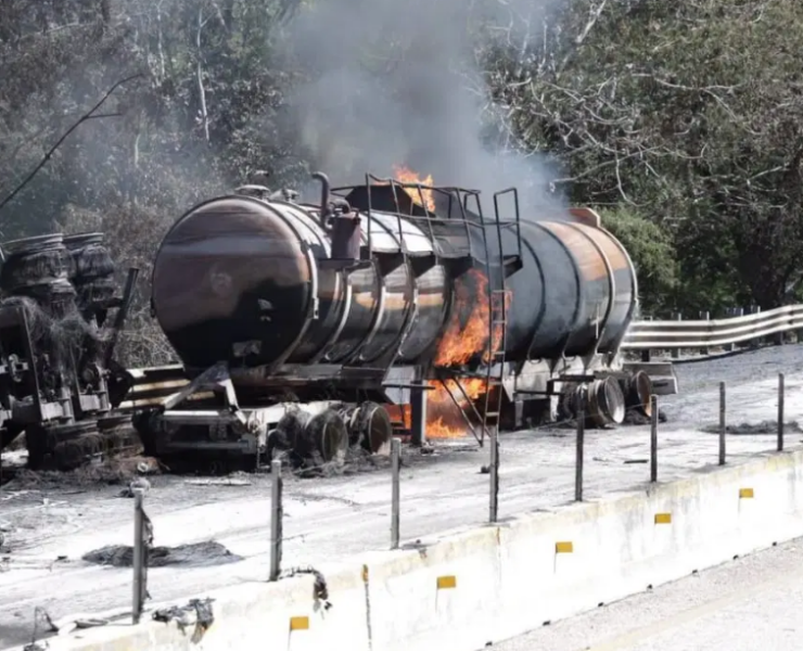 Feroz incendio por choque entre pipa con químicos y tráiler