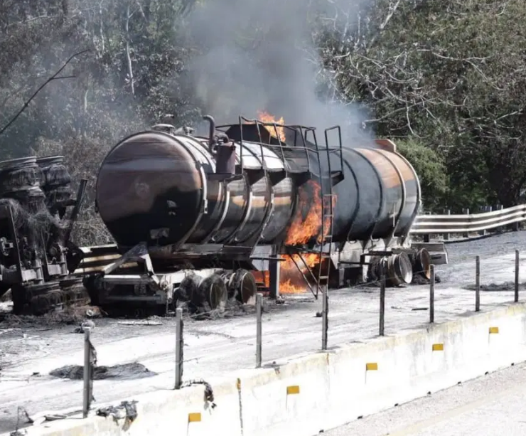 Feroz incendio por choque entre pipa con químicos y tráiler