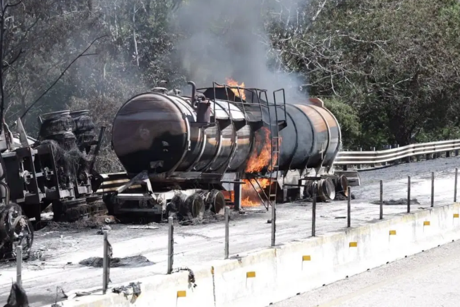 Feroz incendio por choque entre pipa con químicos y tráiler