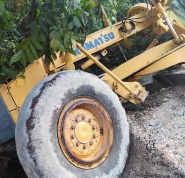 Vuelca maquinaria en carretera Isla Arena–Remate
