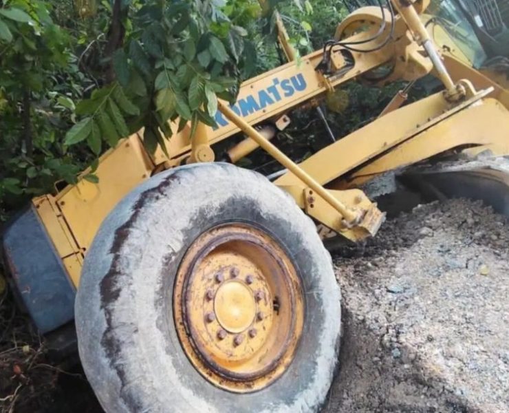 Vuelca maquinaria en carretera Isla Arena–Remate
