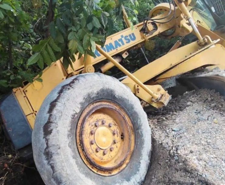 Vuelca maquinaria en carretera Isla Arena–Remate