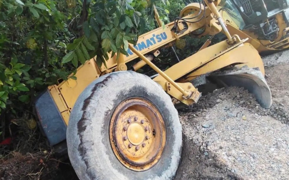 Vuelca maquinaria en carretera Isla Arena–Remate