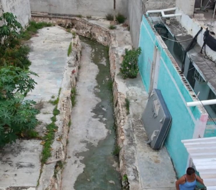 Denuncian abandono de obra en canal pluvial