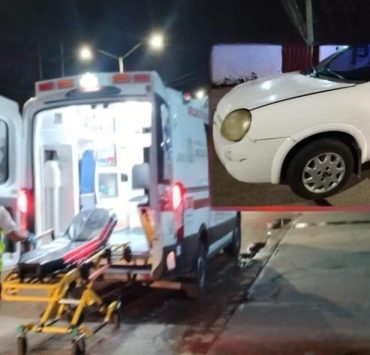 Moto ensamblada impacta automóvil estacionado