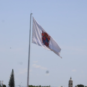 Colocan la bandera monumental con el escudo de Campeche,
