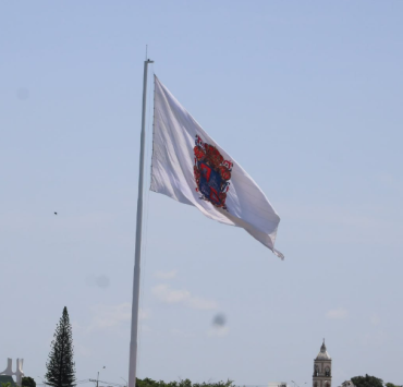 Colocan la bandera monumental con el escudo de Campeche,