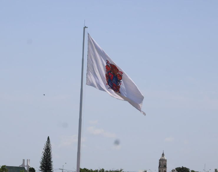 Colocan la bandera monumental con el escudo de Campeche,