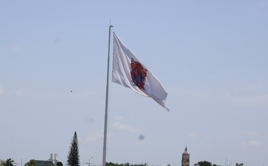 Colocan la bandera monumental con el escudo de Campeche,