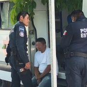 Choque por alcance deja a motociclista lesionado