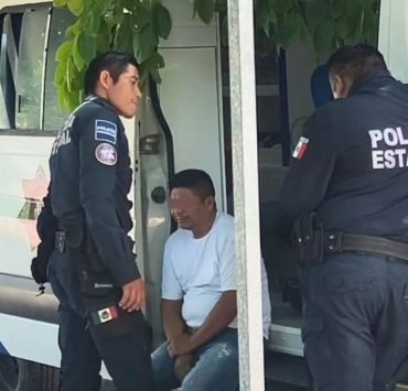 Choque por alcance deja a motociclista lesionado