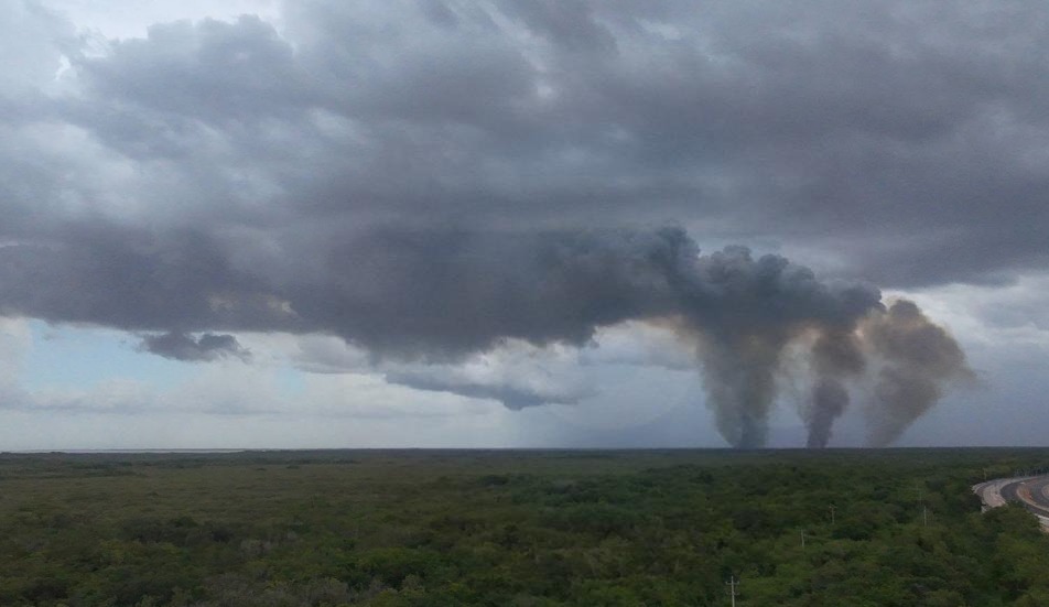 Arde el manglar de Kobén: humo invade las cercanías