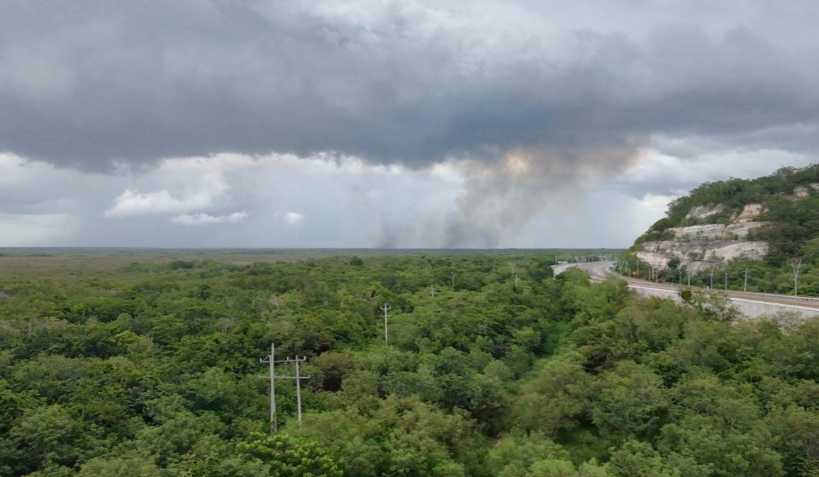 Arde el manglar de Kobén y aumenta la columna de humo