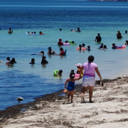 "Playa Bonita" hasta el tope de turistas, un impulso a la economía