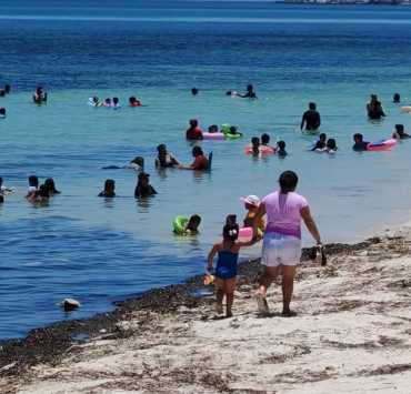 "Playa Bonita" hasta el tope de turistas, un impulso a la economía