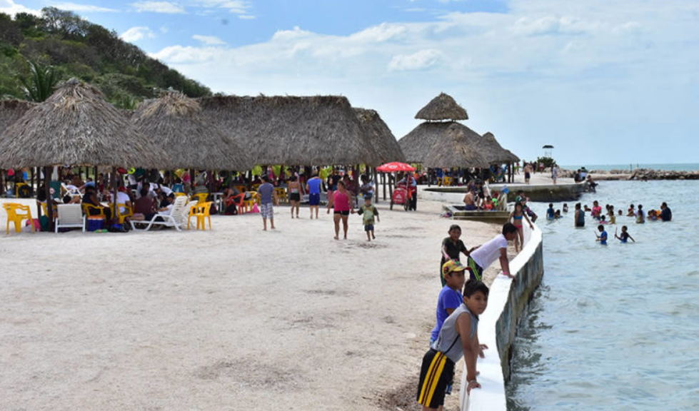 Turistas nacionales e internacionales llegan a Playa Bonita