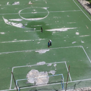 Campo deportivo abandonado y destruido