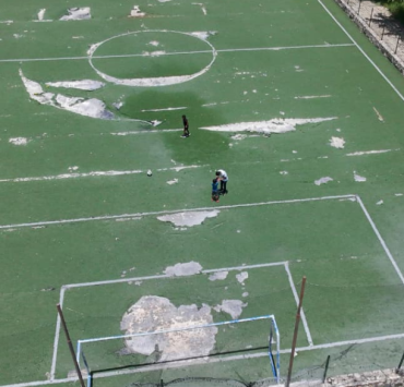 Campo deportivo abandonado y destruido