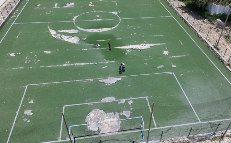 Campo deportivo abandonado y destruido