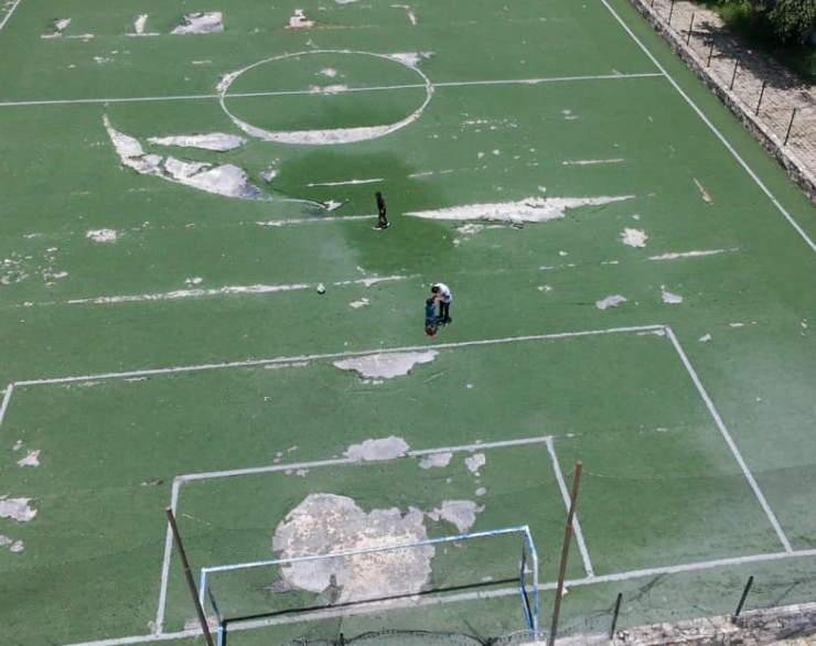 Campo deportivo abandonado y destruido