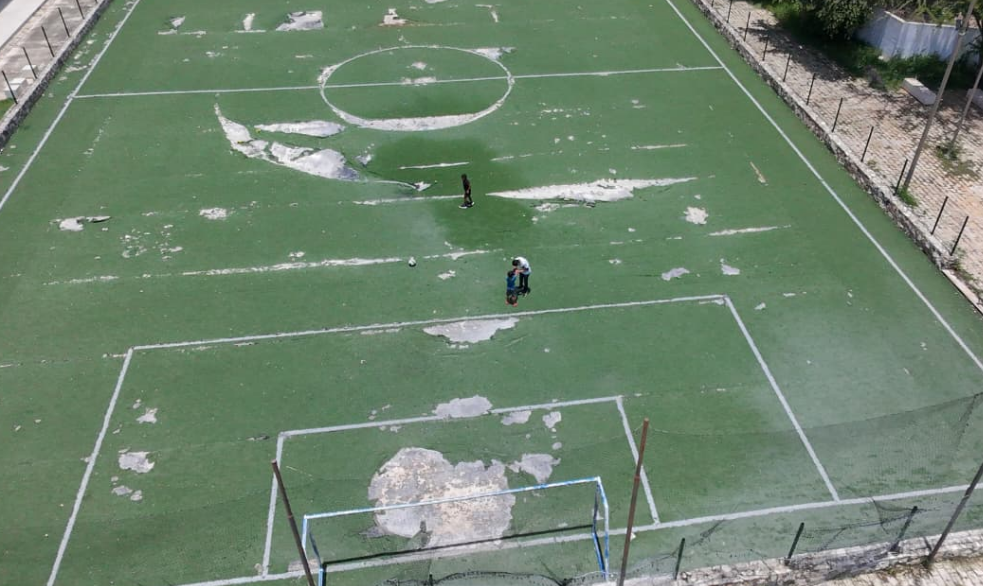 Campo deportivo abandonado y destruido