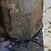 Poste de la CFE apunto de derrumbarse en el poblado de Lerma